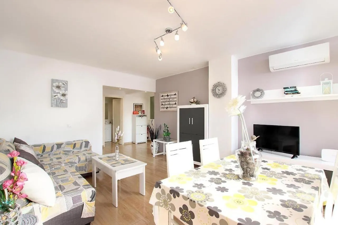 Marcos Apartment ile iletişim